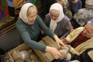 В Богоявленском мужском монастыре, в Неделю о блудном сыне , состоялась очередная благотворительная раздача хлеба и пряников., 